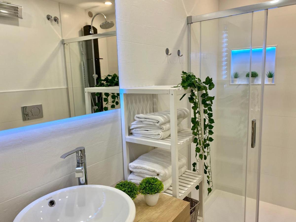 Suite Breeze - Private Heated Pool มาลากา ภายนอก รูปภาพ